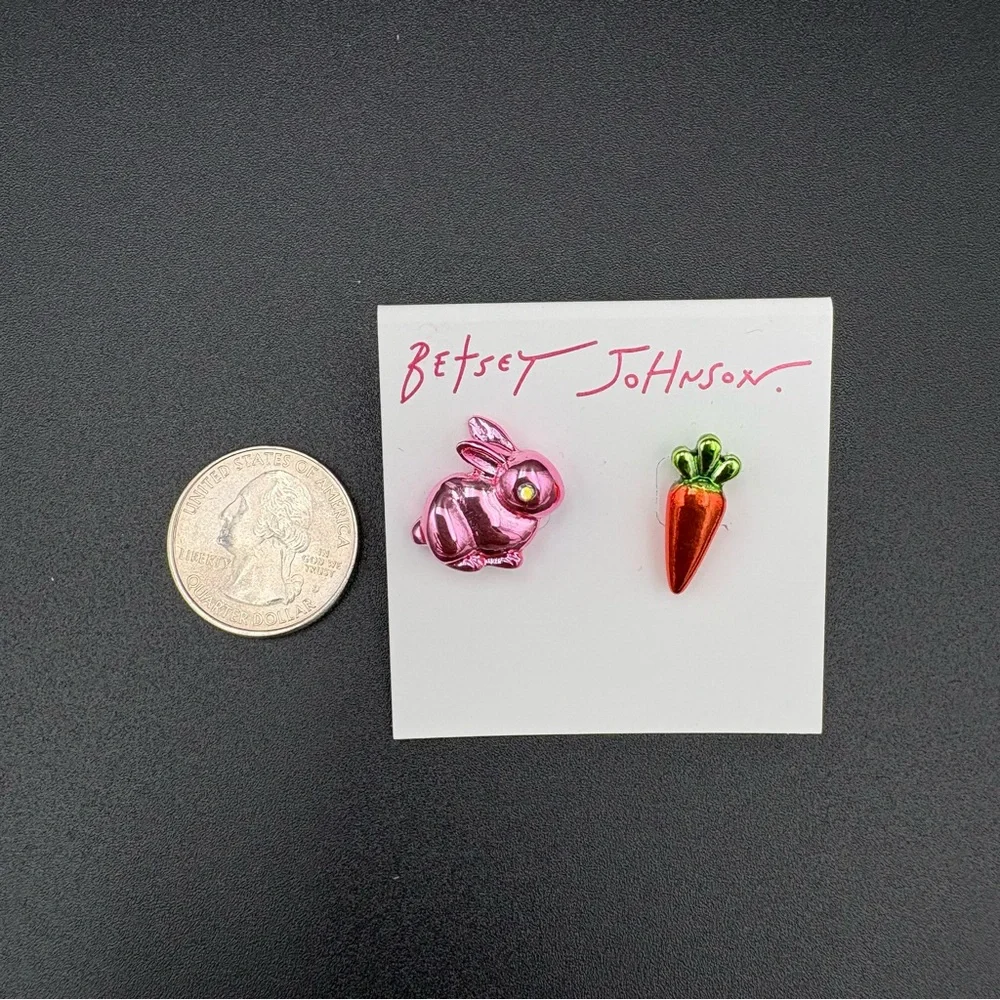 🐰 Betsey Johnson Bunny & Carrot Stud Earrings – Mismatched – NWT - Picture 3 of 5